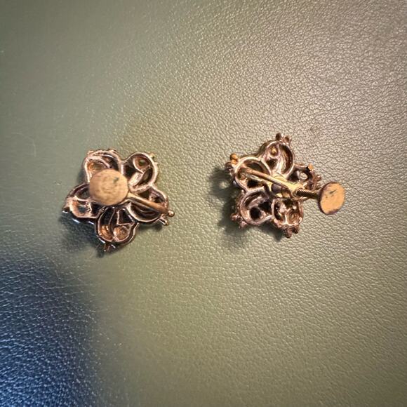 VTG Gold Colored Emerald Clear Rhinestones Screw Earrings Flower Floral Clip On - Picture 3 of 10